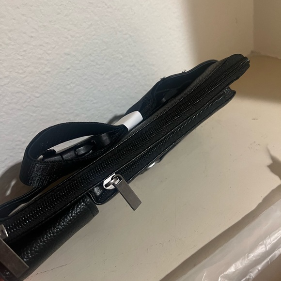 Brand new. Crossbody zippered adjustable strap bag. - Picture 4 of 10